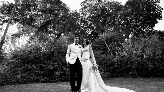 Carla Salle e Gabriel Leone se casam em cerimônia intimista
