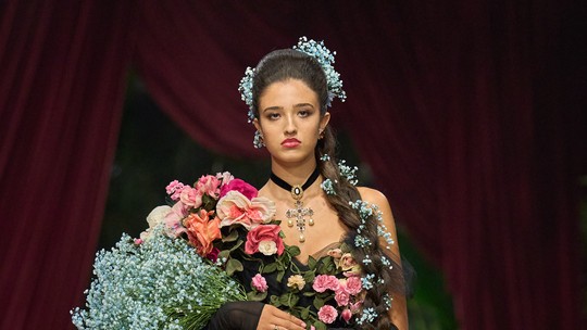 Filha de Monica Bellucci, Léonie Cassel estreia nas passarelas em desfile histórico da Dolce & Gabbana na Sicília Filha de Monica Bellucci, Léonie Cassel estreia nas passarelas em desfile histórico da Dolce & Gabbana na Sicília