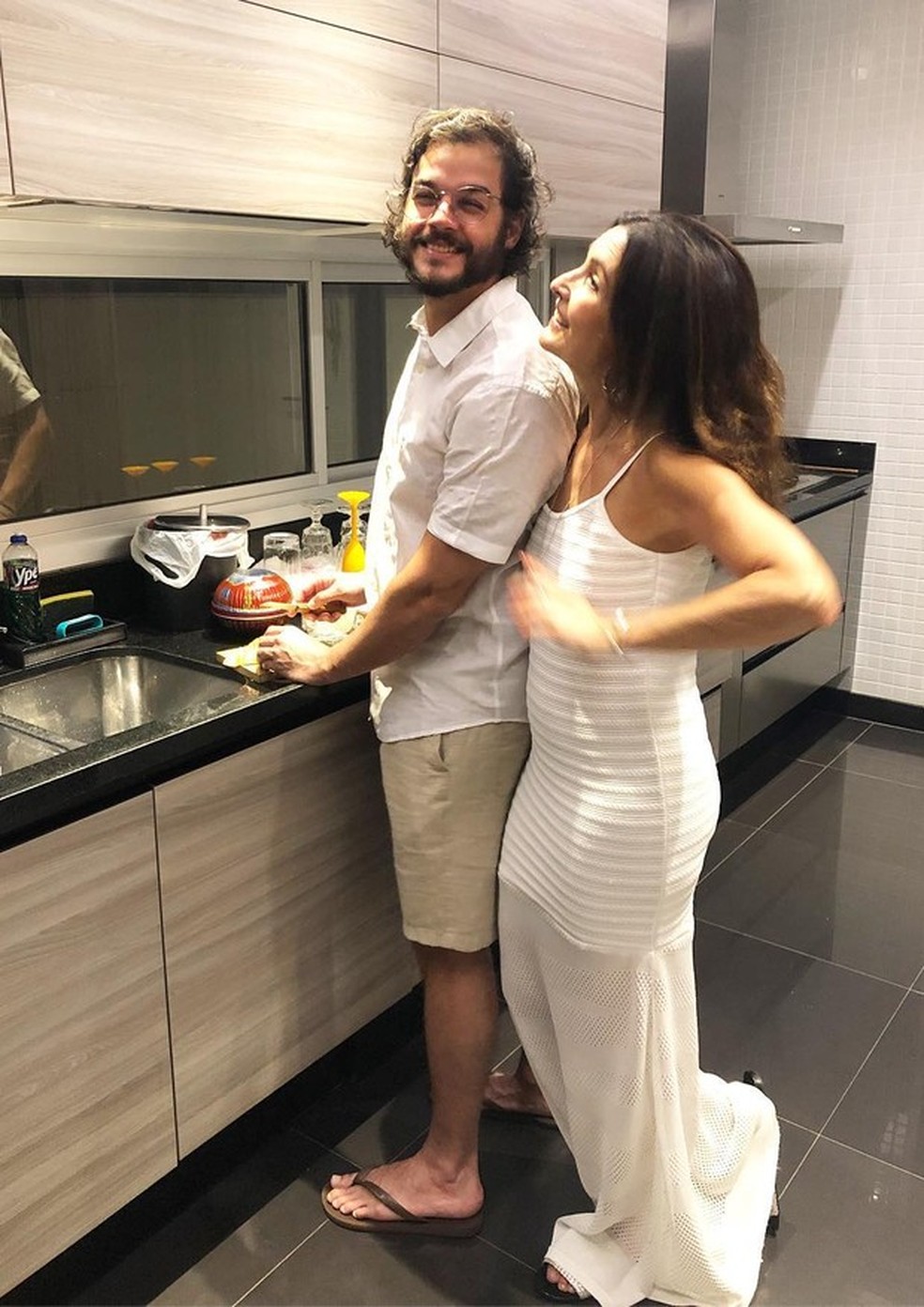 Tulio Gadelha e Fátima Bernardes posam juntos na cozinha