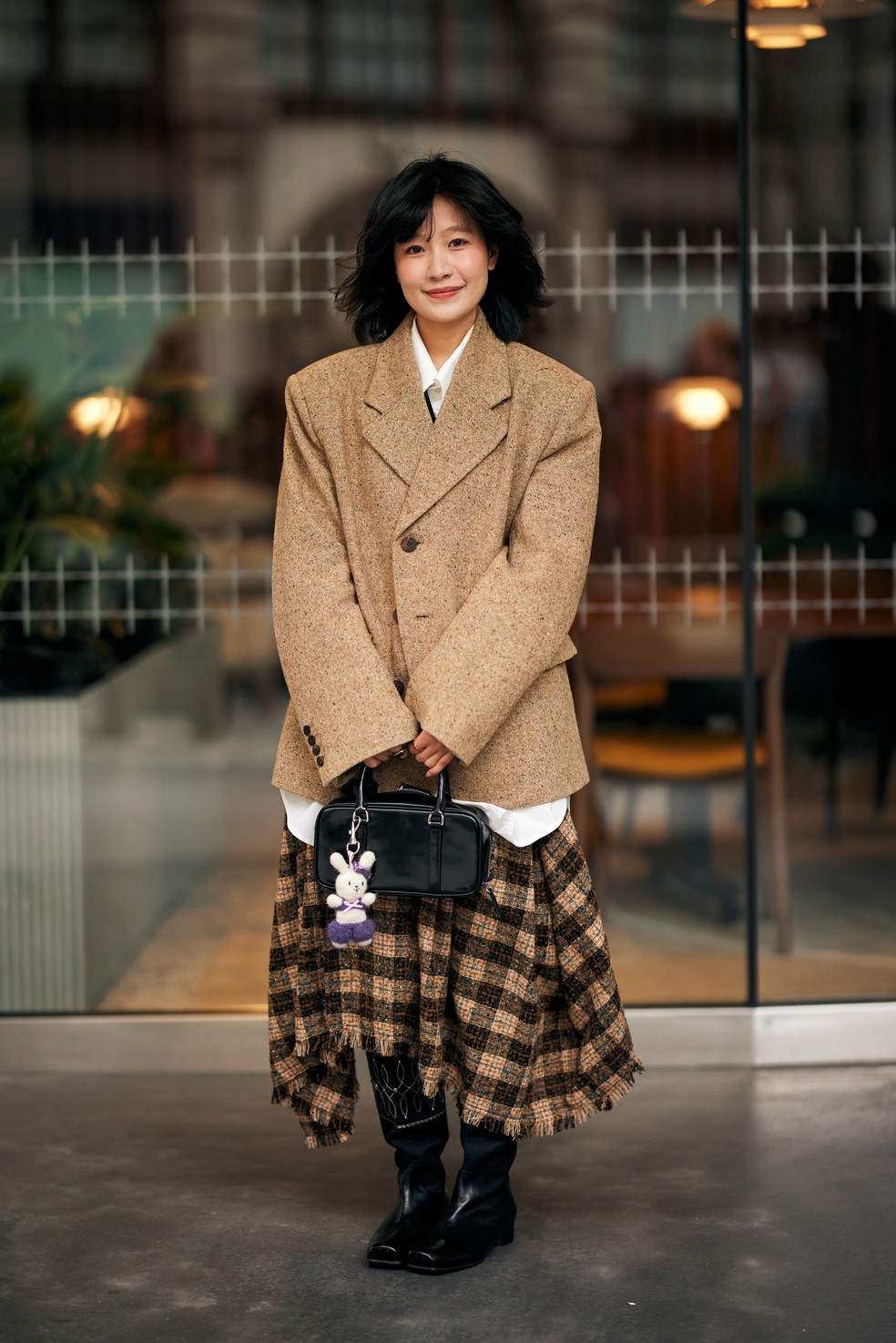 5 maneiras de usar a saia xadrez grunge dos anos 90 em 2025, do casual ao escritório  — Foto: Launchmetrics Spotlight