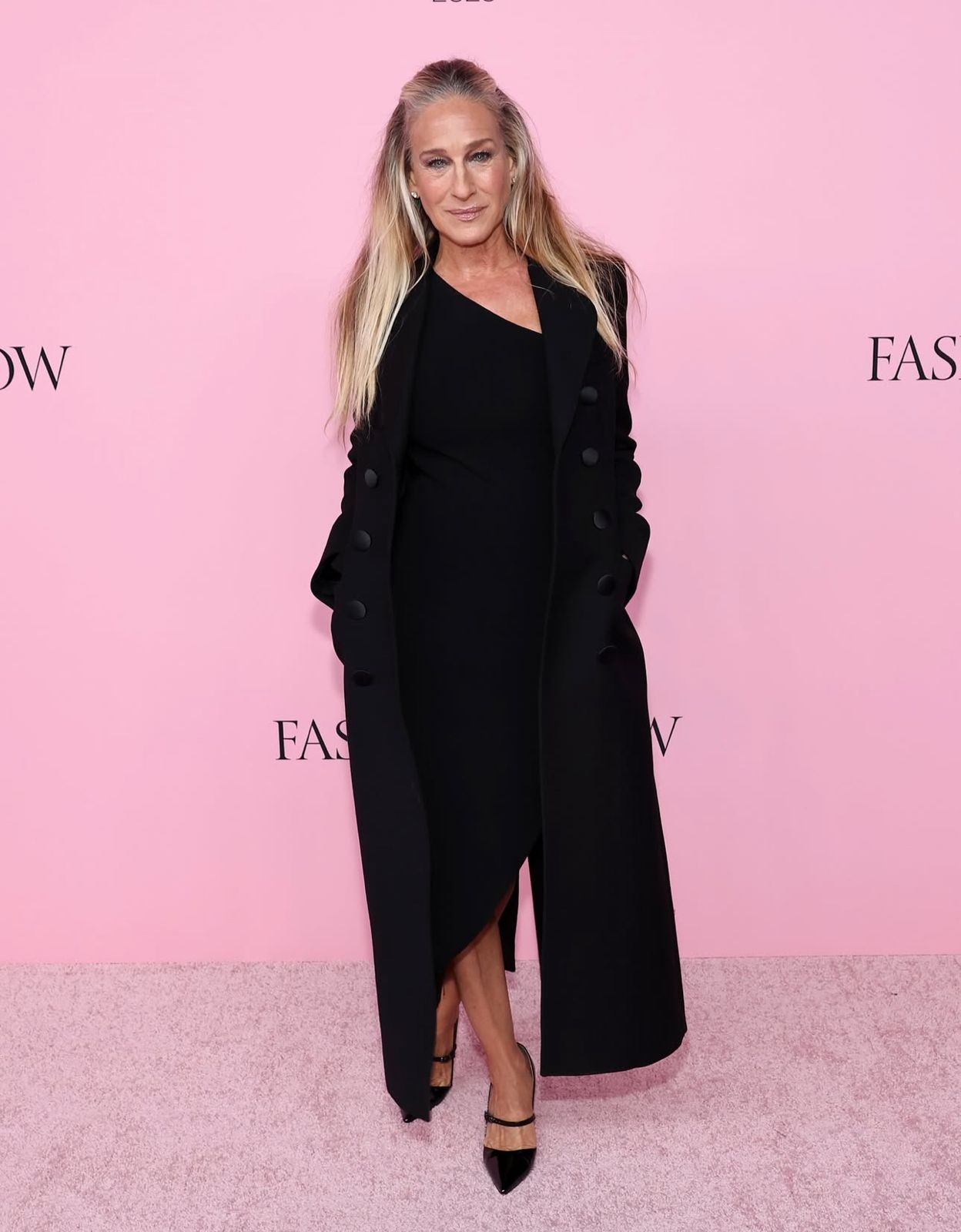 Sarah Jessica Parker exibe cliques inéditos do Victoria's Secret Show 2025