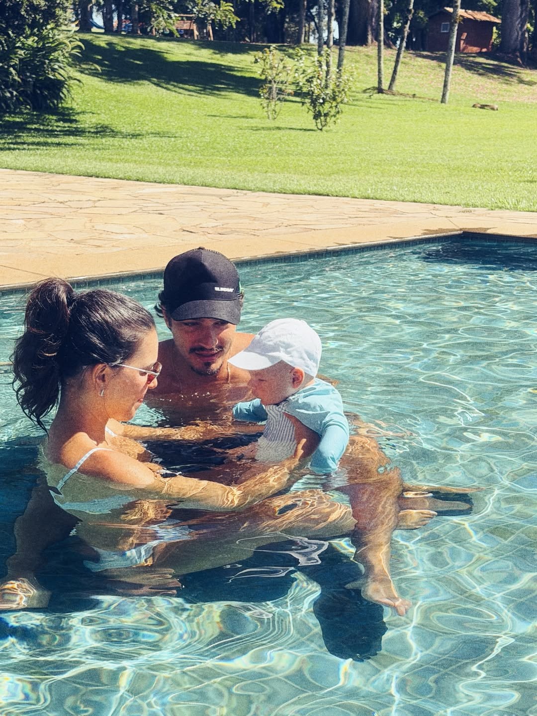 Mariana Rios vive 'dias mais que felizes' em refúgio de luxo com Juca Diniz e o pequeno Palo
