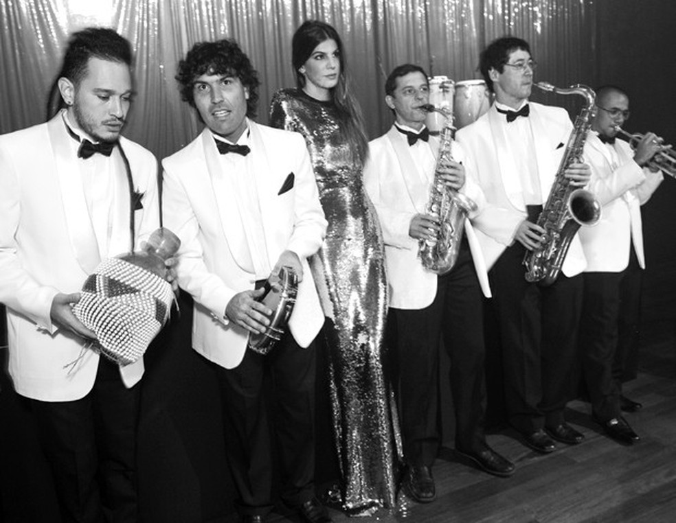 Bianca Brandolini entre os músicos da Big Band de George Freire no Baile da Vogue em 2012 (Foto: Luciana Prezia) — Foto: Vogue