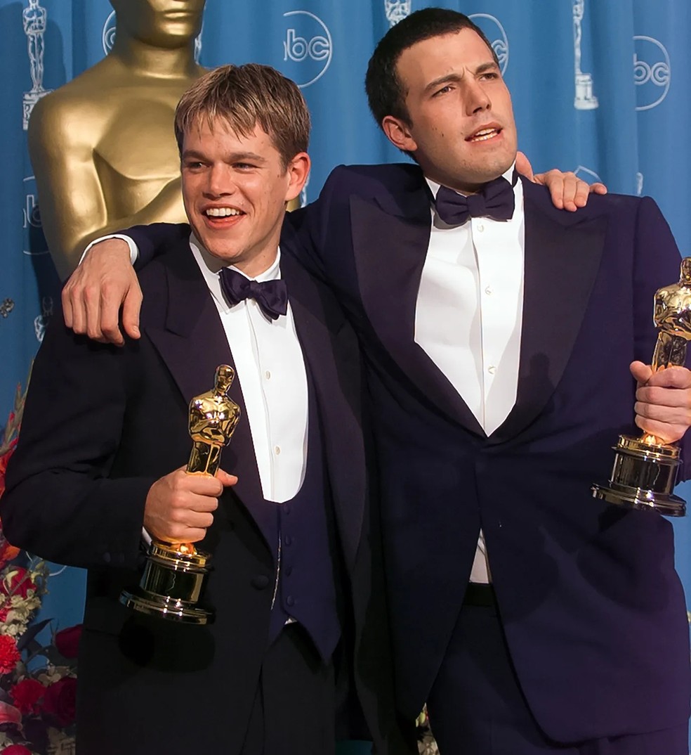 Matt Damon e Ben Affleck na cerimônia do Oscar em 23 de março de 1998 — Foto: GettyImages