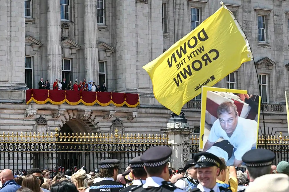 Manifestantes em frente ao Palácio de Buckingham — Foto: GettyImages