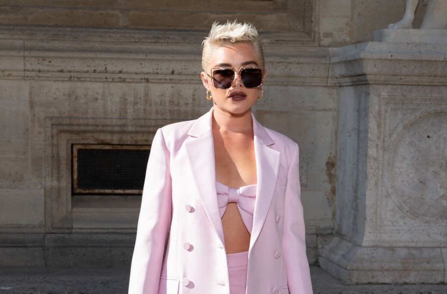 Florence Pugh puxa fila de celebridades em desfile da semana de