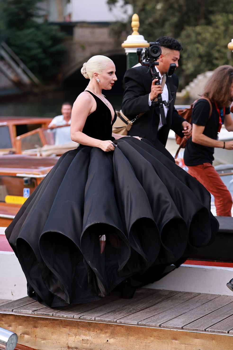 Lady Gaga ousa com maxiacessório de cabeça no tapete vermelho de