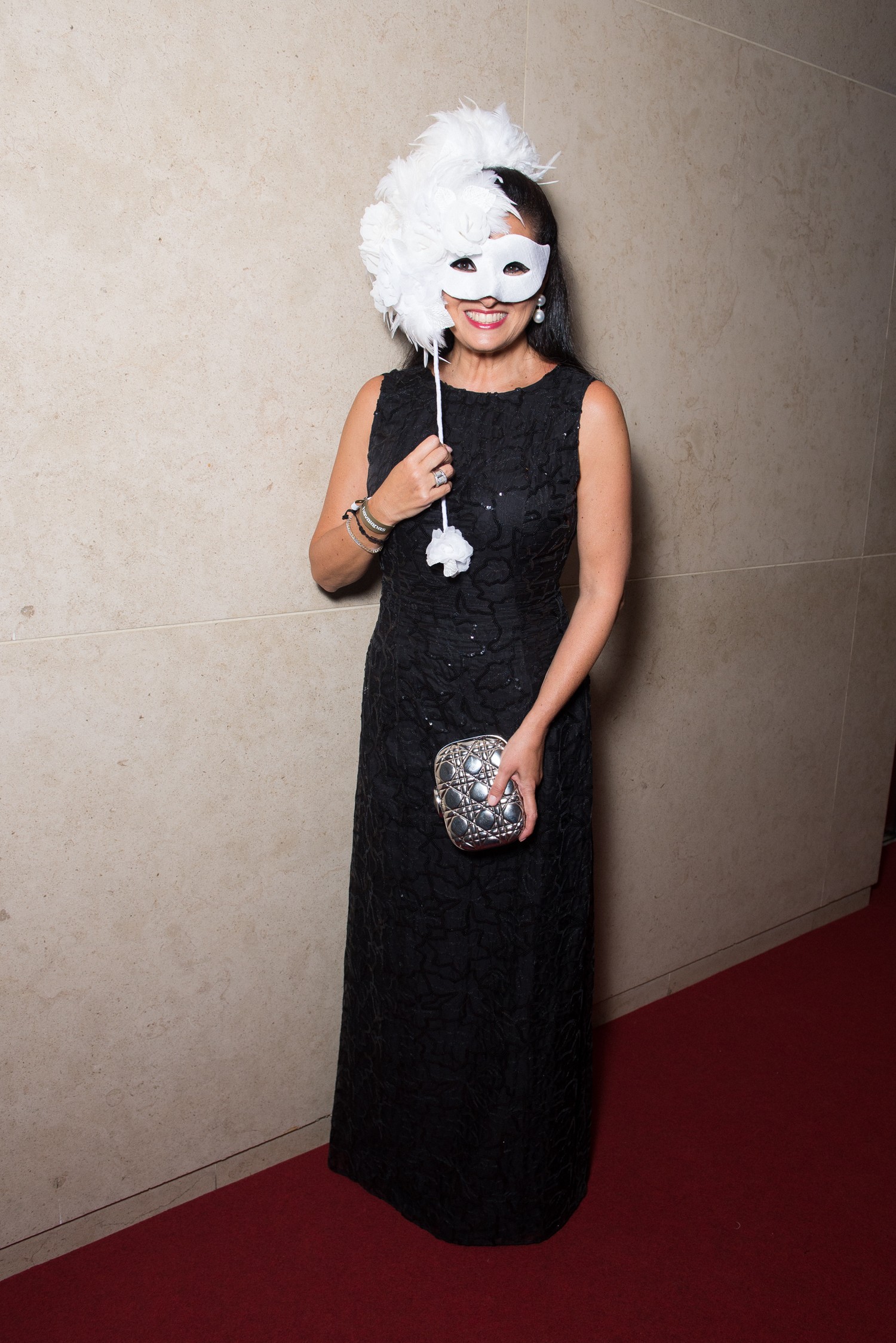 Sandro Barros fez a máscara de Cris Lotaif, a directrice de boutique da Dior no Brasil