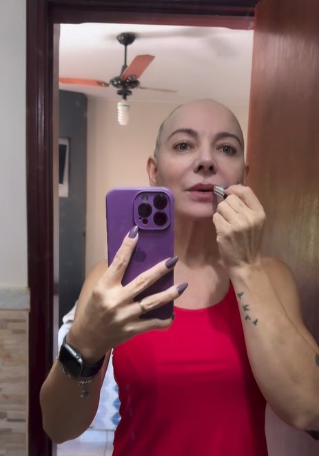 Com alopecia, Karina Lucco mostra rotina de autocuidado: 