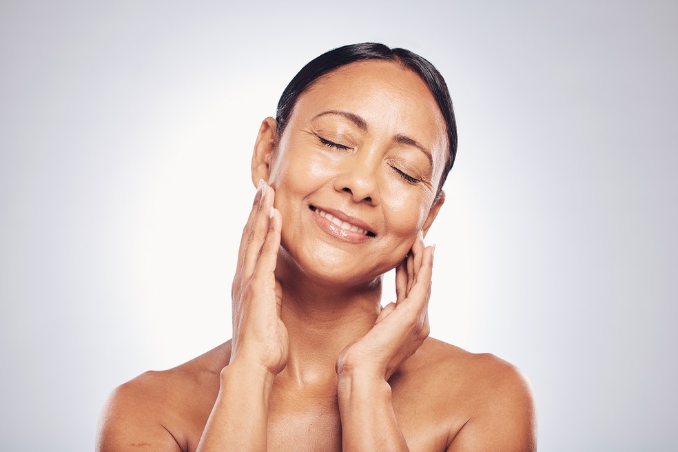 Uma rotina de skincare completa também auxilia nos resultados dos tratamentos injetáveis — Foto: Getty Images