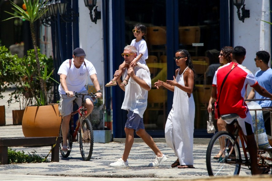 Vincent Cassel passeia com os filhos e Narah Baptista no Rio