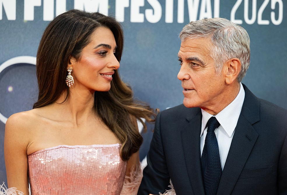 Amal Clooney e George Clooney comparecem à exibição de Jay Kelly — Foto: GettyImages