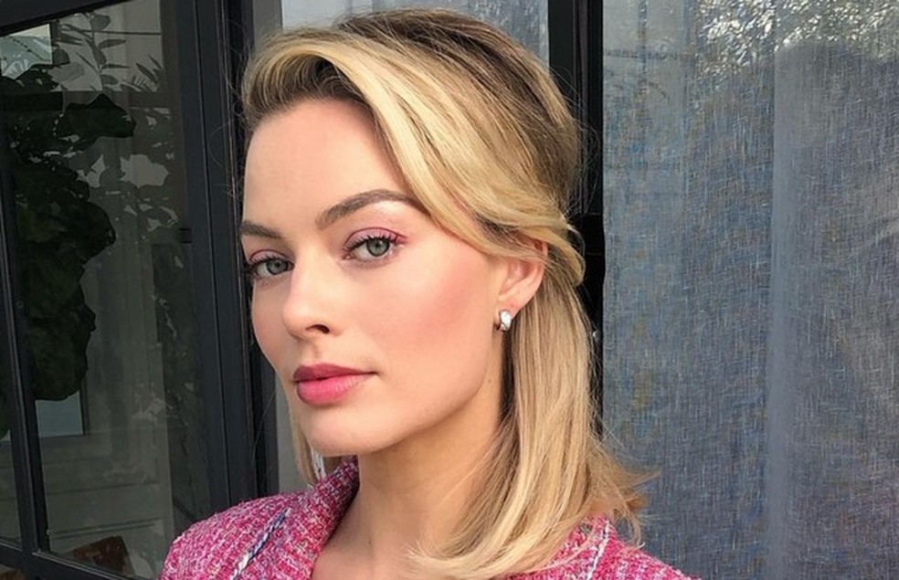 O make rosinha de Margot Robbie (Foto: Instagram Bryce Scarlett/ Reprodução) — Foto: Vogue