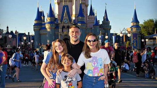 Fernanda Rodrigues abre álbum de fotos de viagem em família para a Disney 