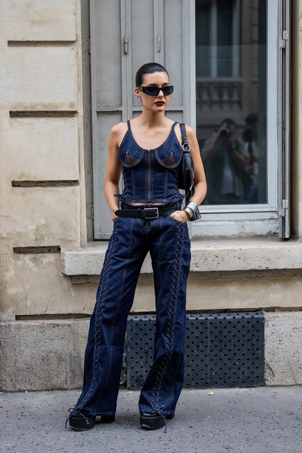 Calça com amarração no street style — Foto: Getty Images