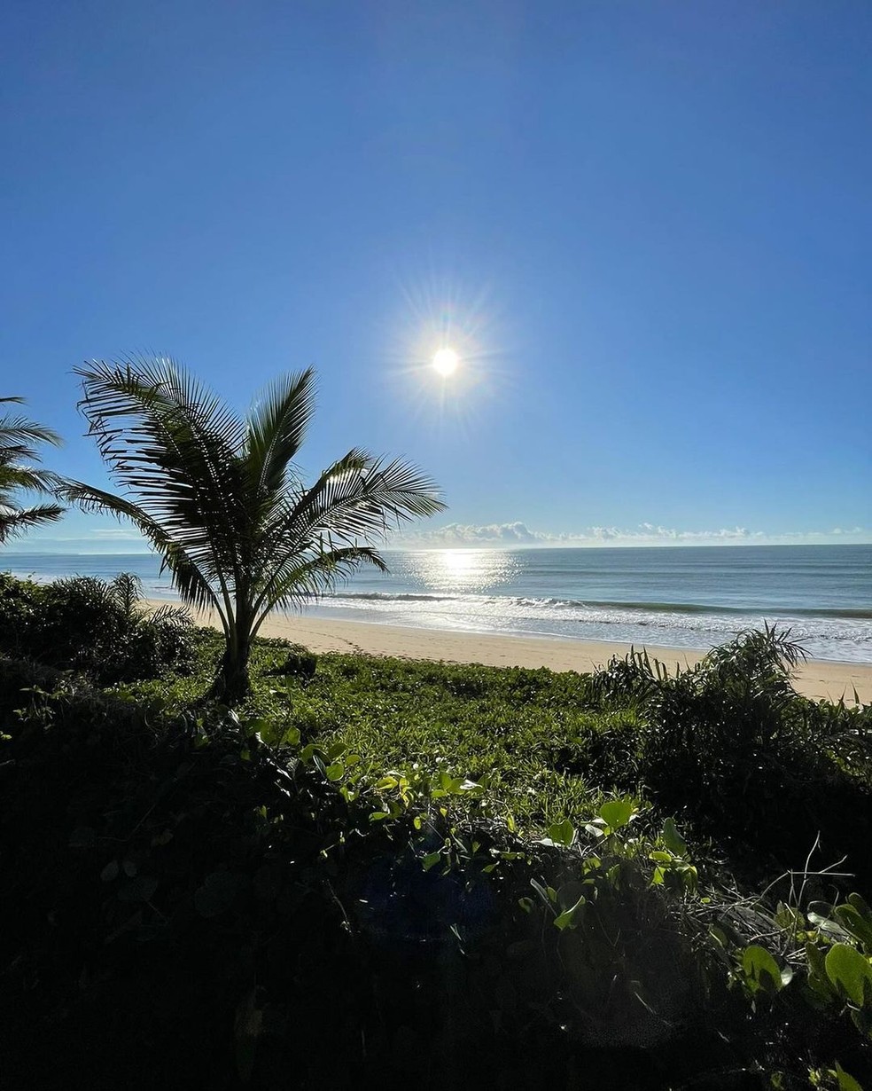 Carolina Ferraz curte dia de sol e renova bronzeado em Caraíva, na Bahia