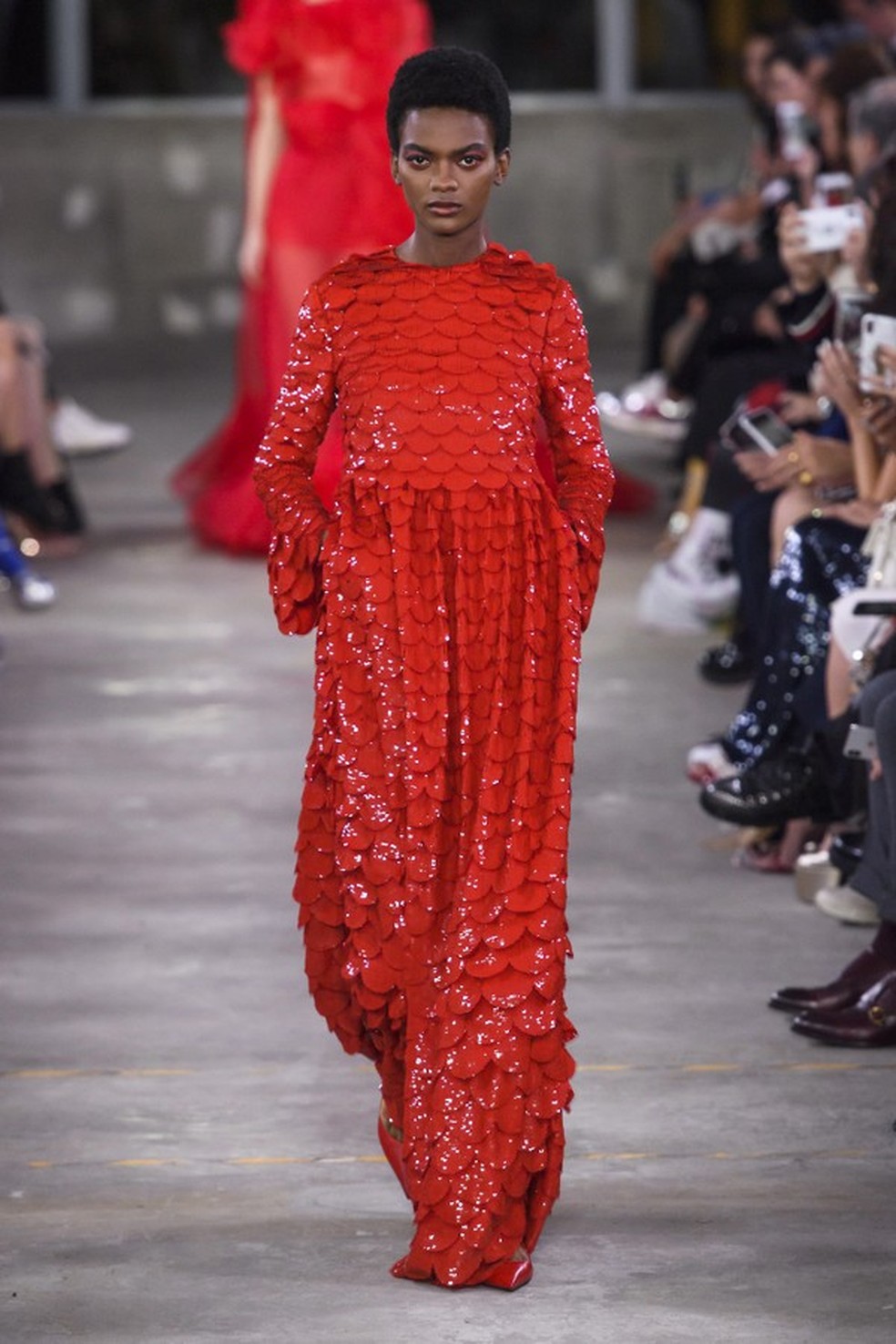 Como aderir ao novo look brilhante de paetês de acordo com o pre-fall 2019