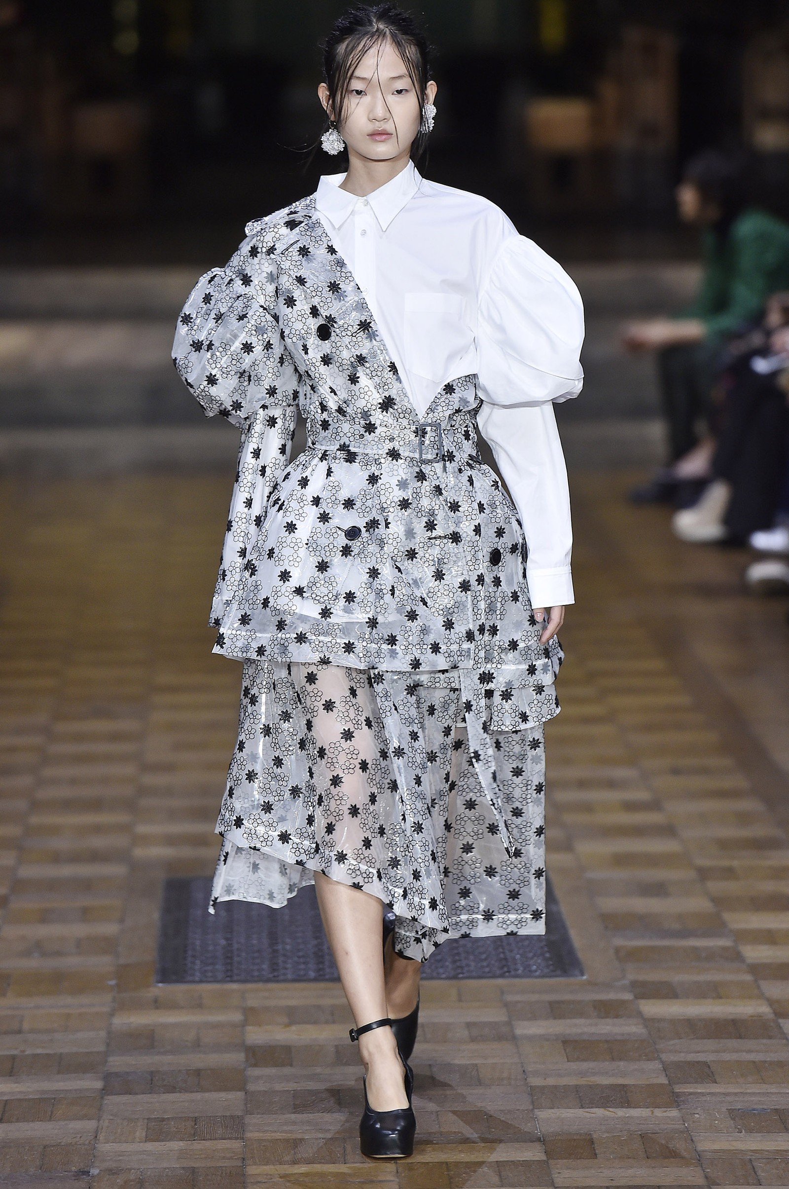 Simone Rocha assina verão romântico e marcado pela sensibilidade