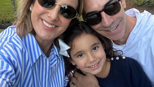 Ticiane Pinheiro curte férias em família com César Tralli e filha Manuella