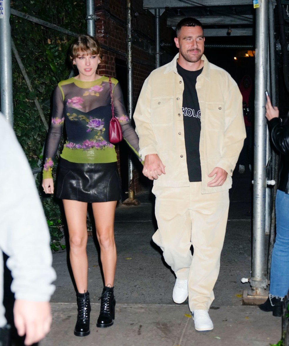 Taylor Swift e Travis Kelce escolhem extremos no campo da moda