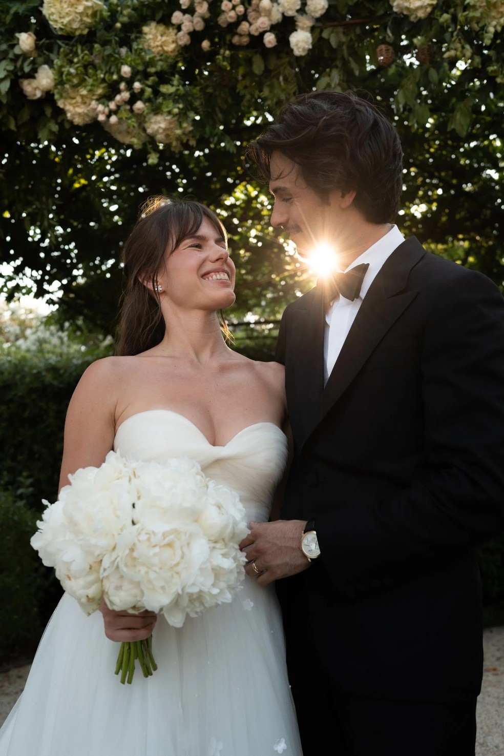 O casamento de Dylan Jagger Lee e Paula Bruss foi realizado em um jardim secreto de flores silvestres em Saint-Tropez — Foto: Thierry Joubert