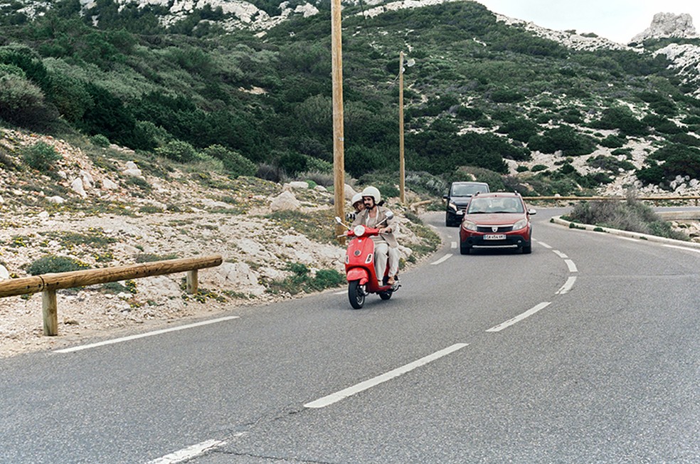 Um passeio de vespa fez parte do roteiro — Foto: Divulgação