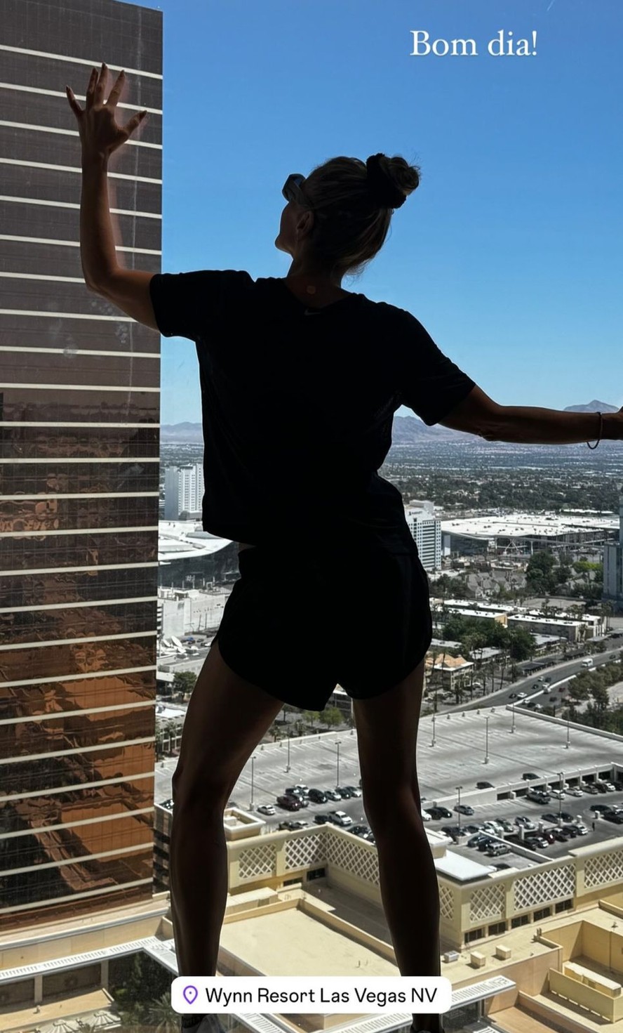 Adriane Galisteu posa em cenário paradisíaco de Las Vegas