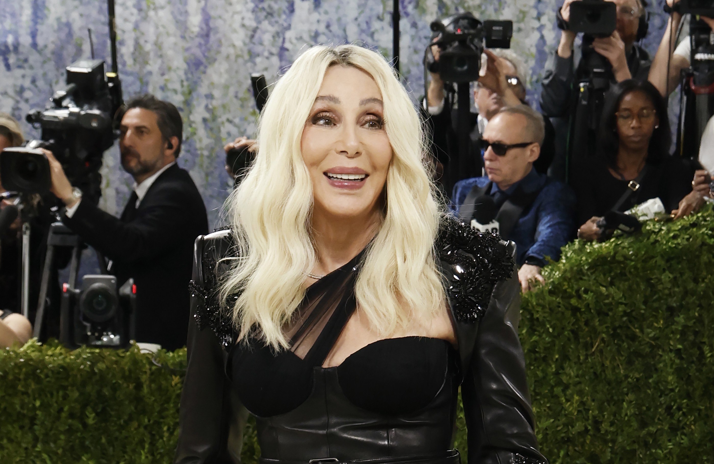 Cover image for Aos 80 anos, Cher revela o único item de beleza sem o qual não vive: 'Não sigo tendências'