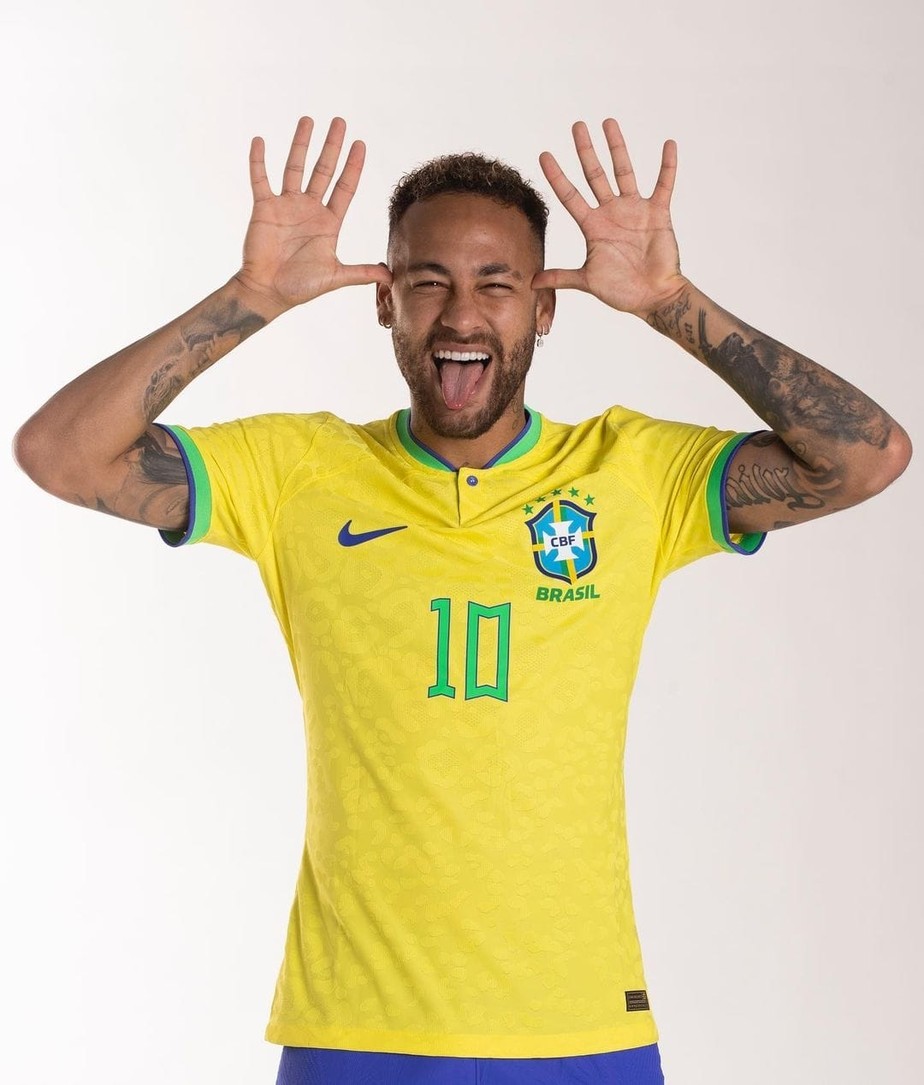 Seleção brasileira posa com o uniforme oficial da Copa do Mundo