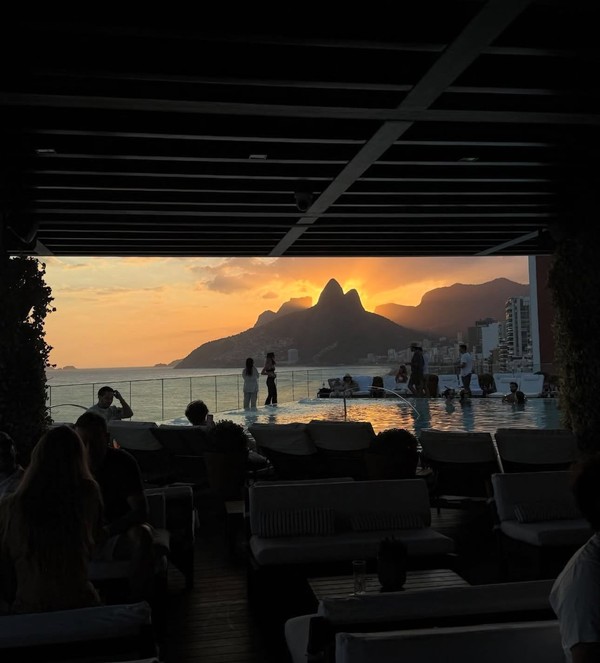 Emily Ratajkowski agradece estadia no Rio de Janeiro