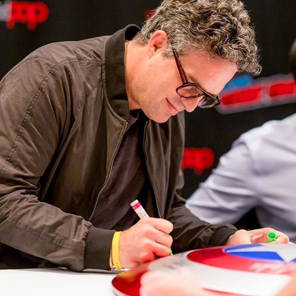 Disfarçado, Mark Ruffalo vai a evento com fãs