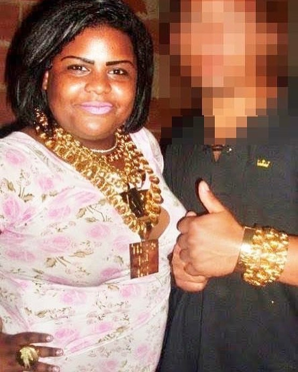 MC Carol apaga boy casado de foto com colar de ouro (Foto: Reprodução/Instagram) — Foto: Vogue
