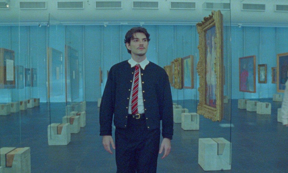 Jão no clipe de "Catedral" com look Céline — Foto: Divulgação