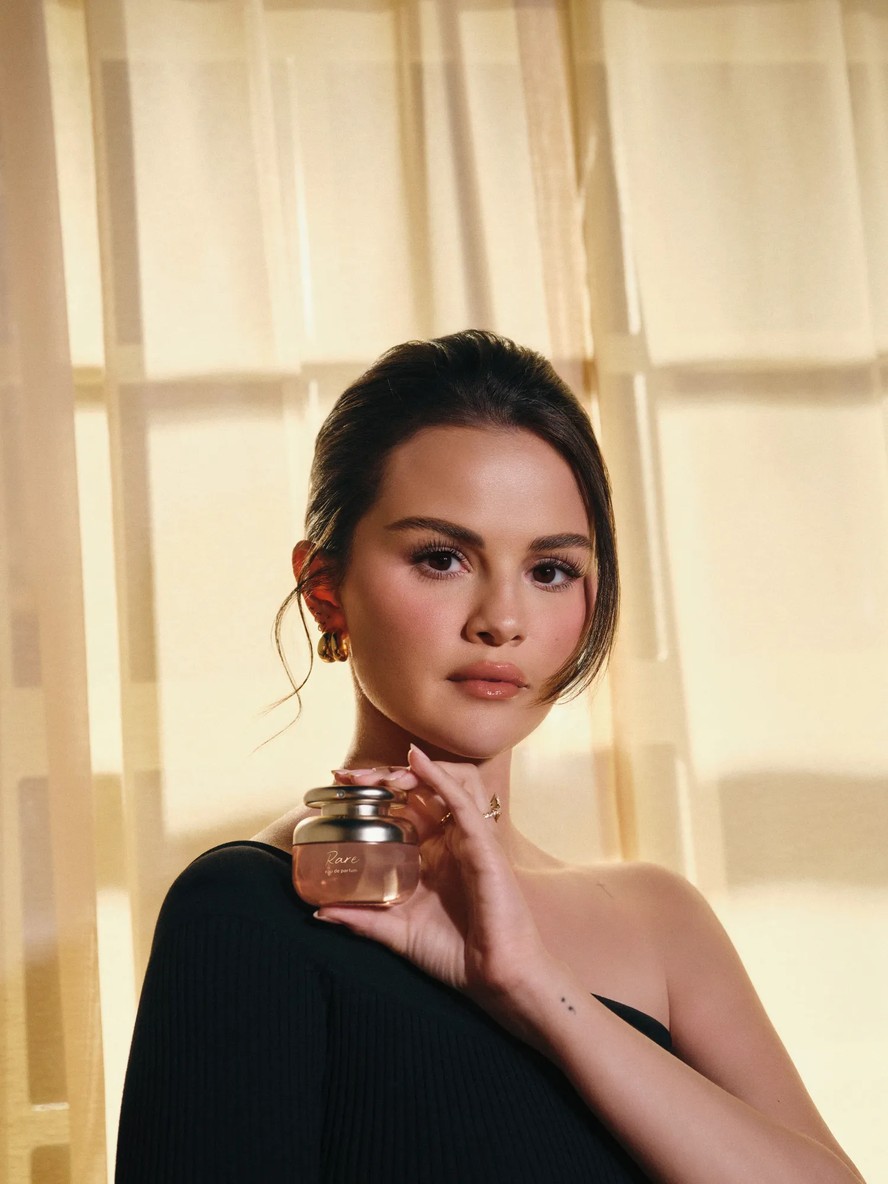 Selena Gomez lança o primeiro perfume da Rare Beauty, o Rare Eau de Parfum