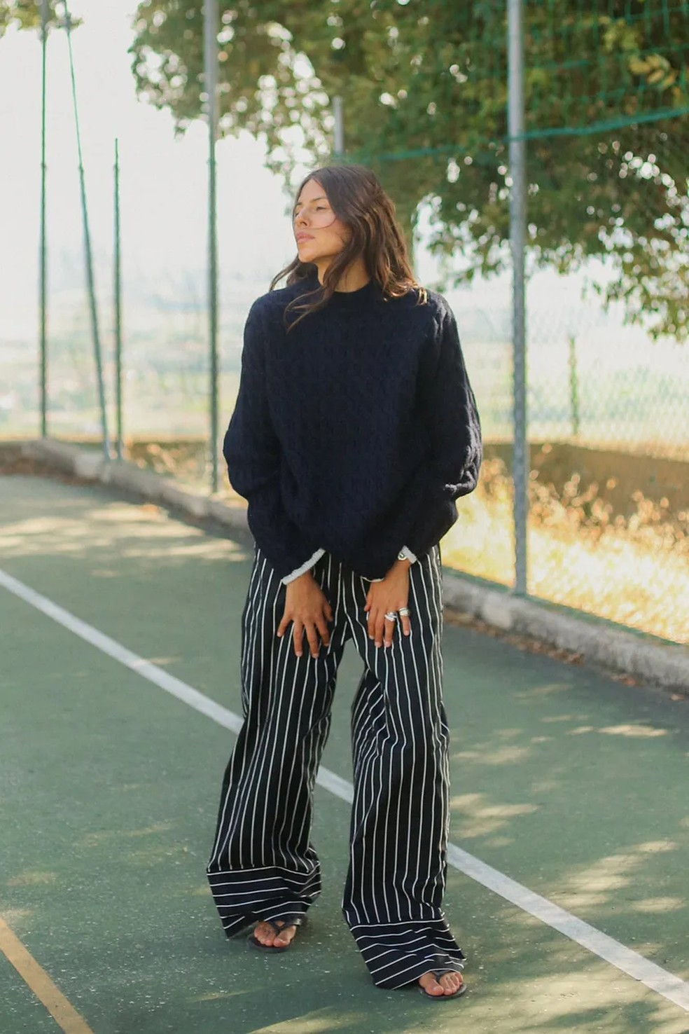 Calça estilo pijama combinada com suéter — Foto: Reprodução/NA-KD