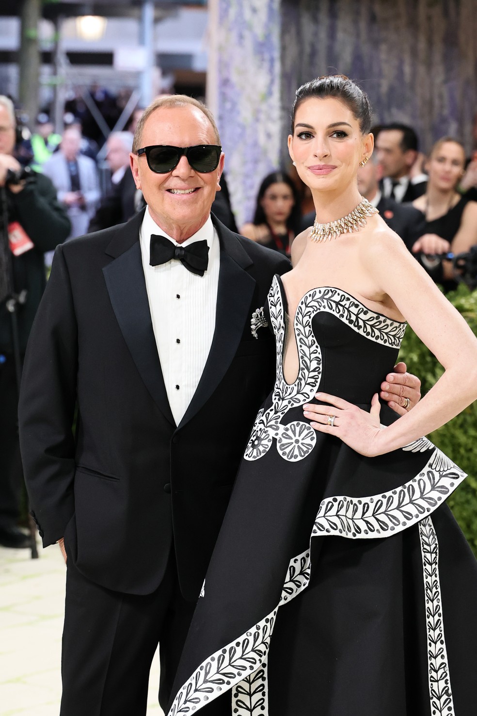 Anne Hathaway cruza o tapete vermelho do Met Gala 2026 com vestido