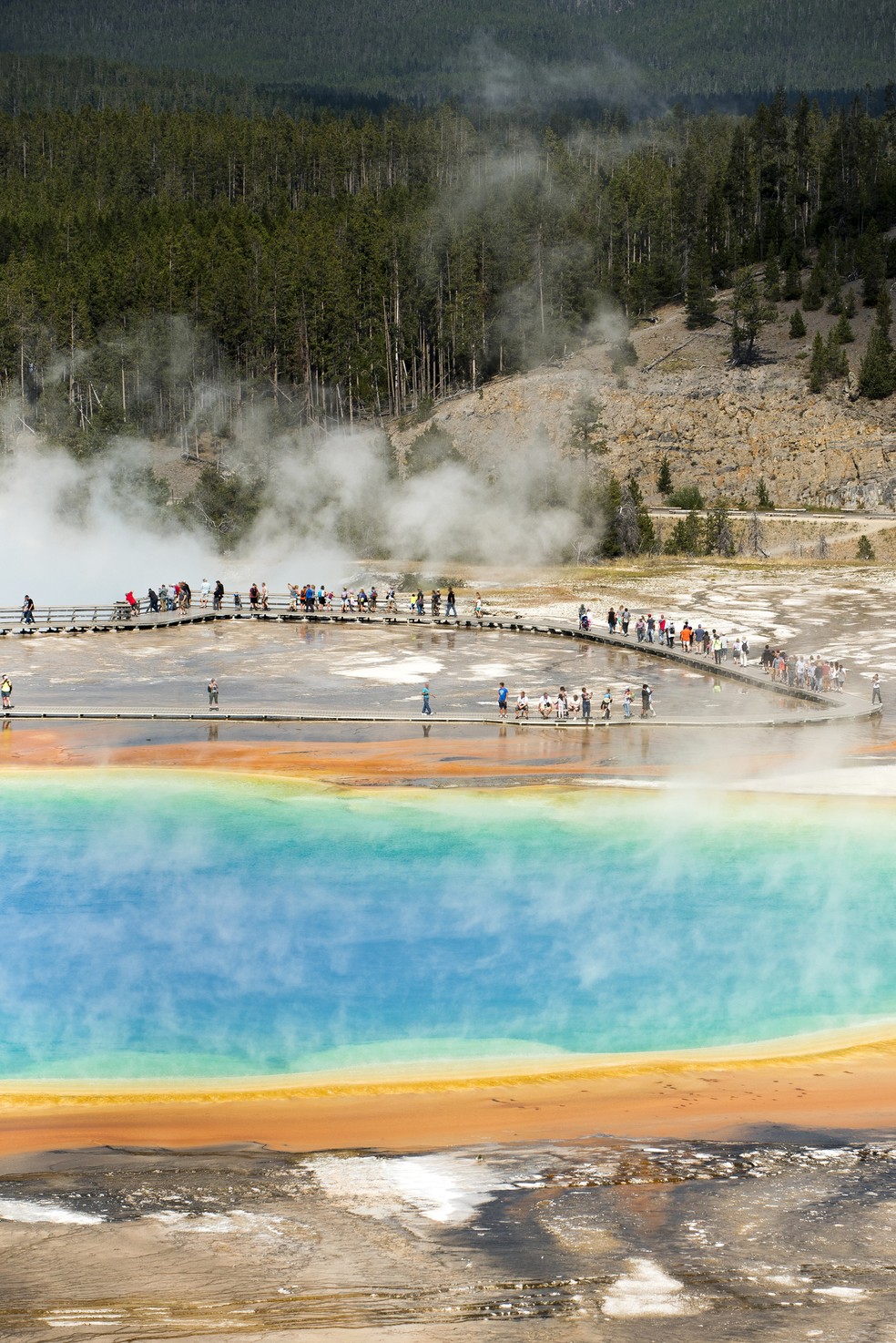 O parque mais antigo do planeta abrange três estados americanos e guarda o maior sistema de gêiseres do mundo — Foto: Getty Images