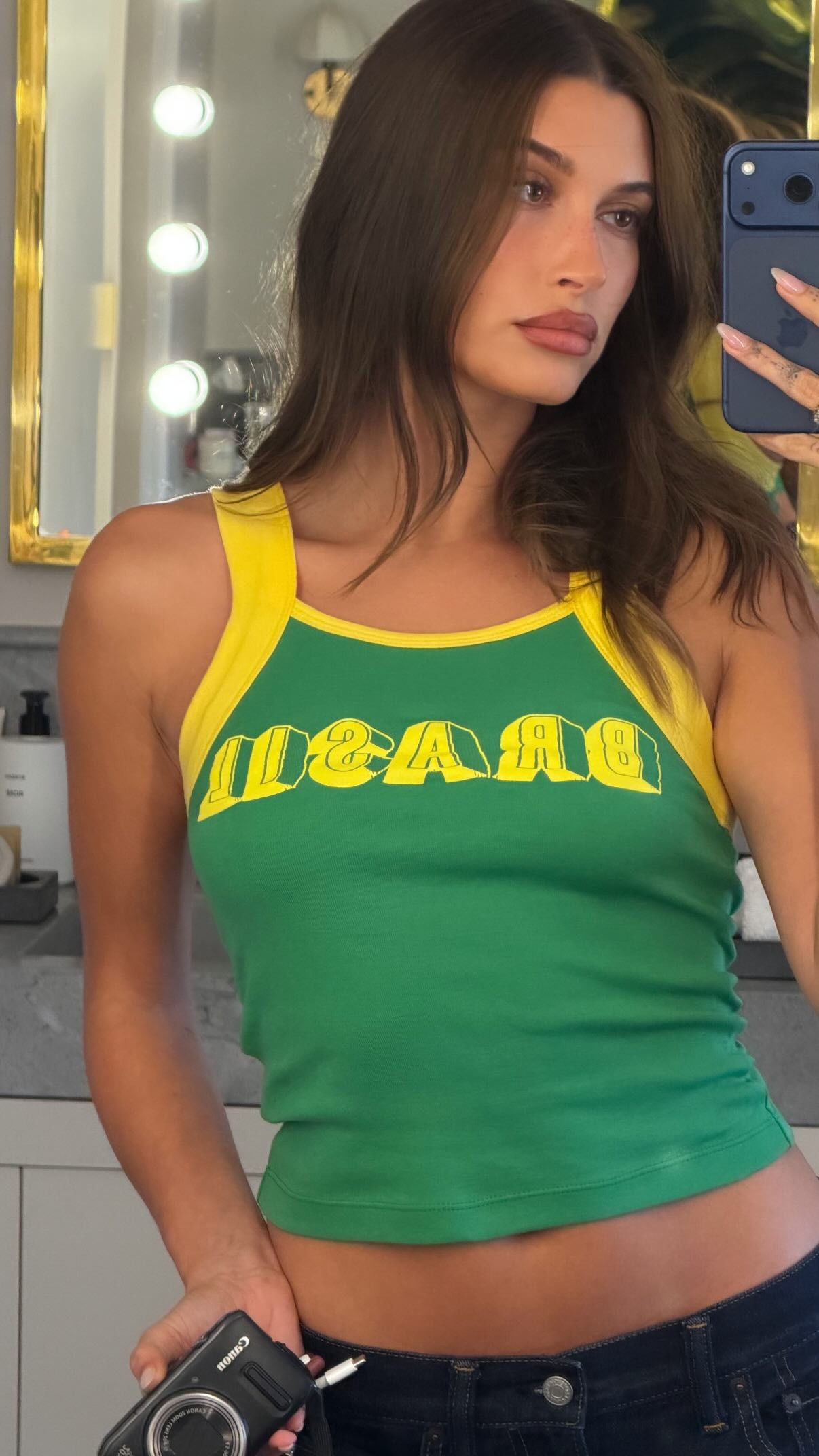 Hailey Bieber surpreende ao surgir com blusa do Brasil