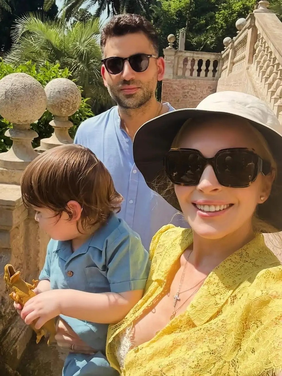 Lindsay Lohan com o marido, Bader Shammas, e o filho, Lua — Foto: Reprodução/Instagram