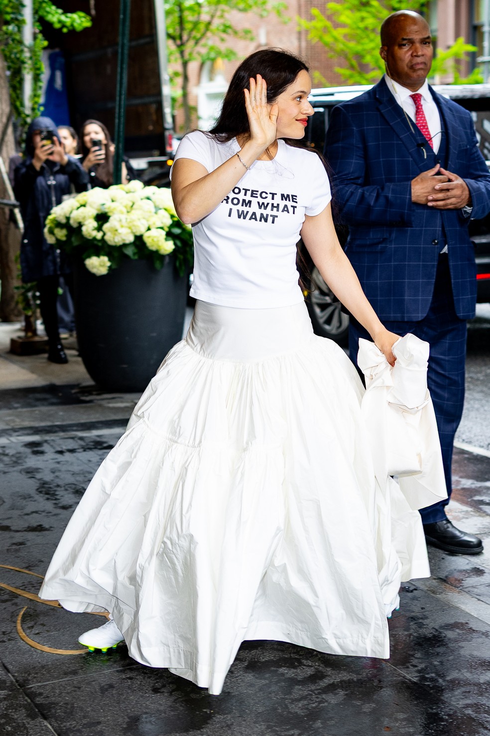 Rosalía com chuteiras cravo da New Balance, em maio de 2025. — Foto: Getty Images