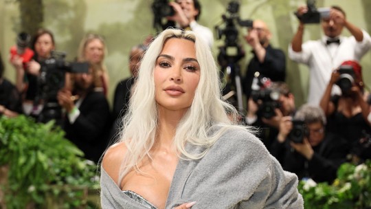 Kim Kardashian chama atenção com look prateado 