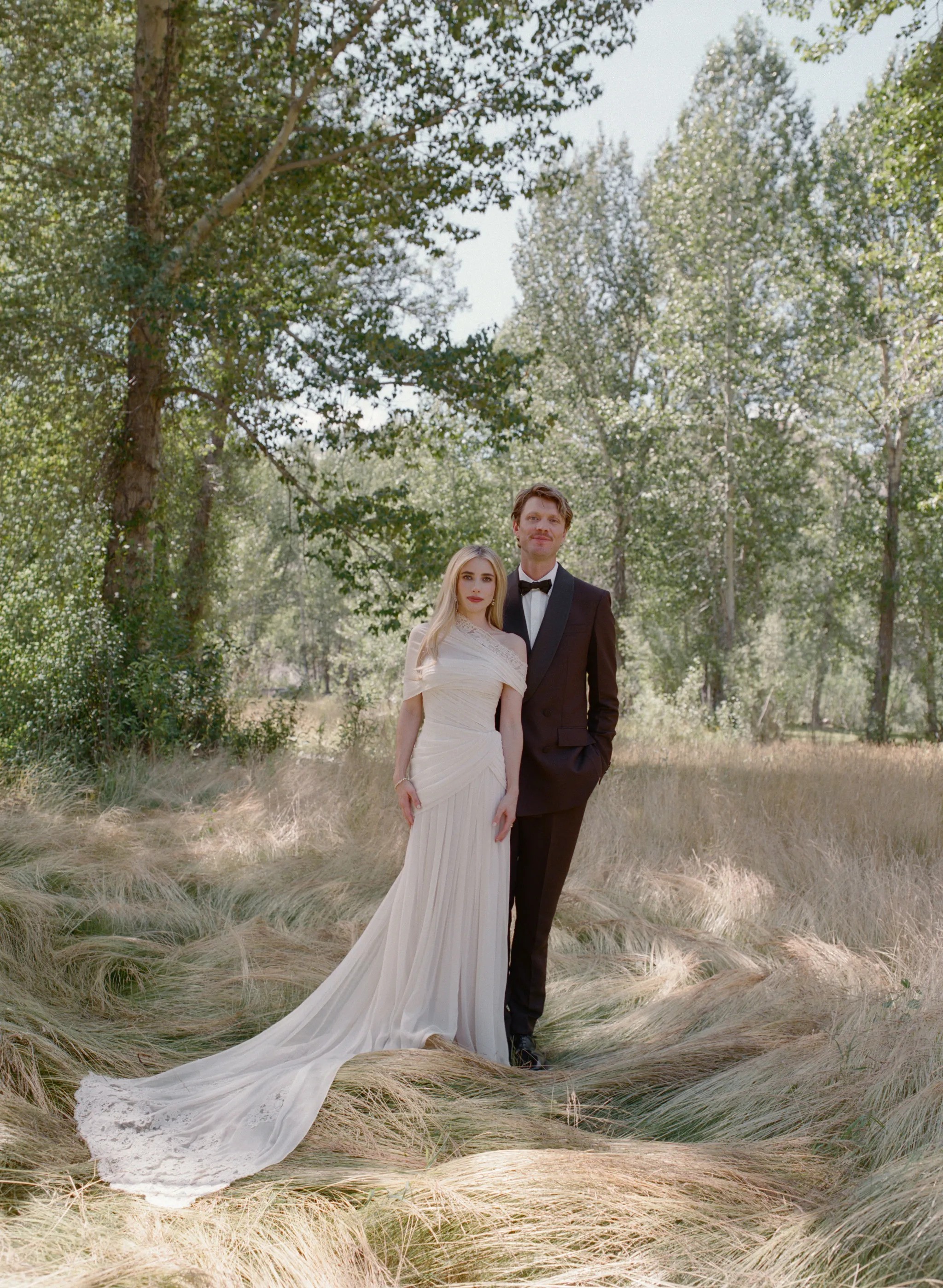Capa fotográfica da fonte da Forma Livre: Emma Roberts revela inspiração inusitada para vestido de casamento e ignora críticas