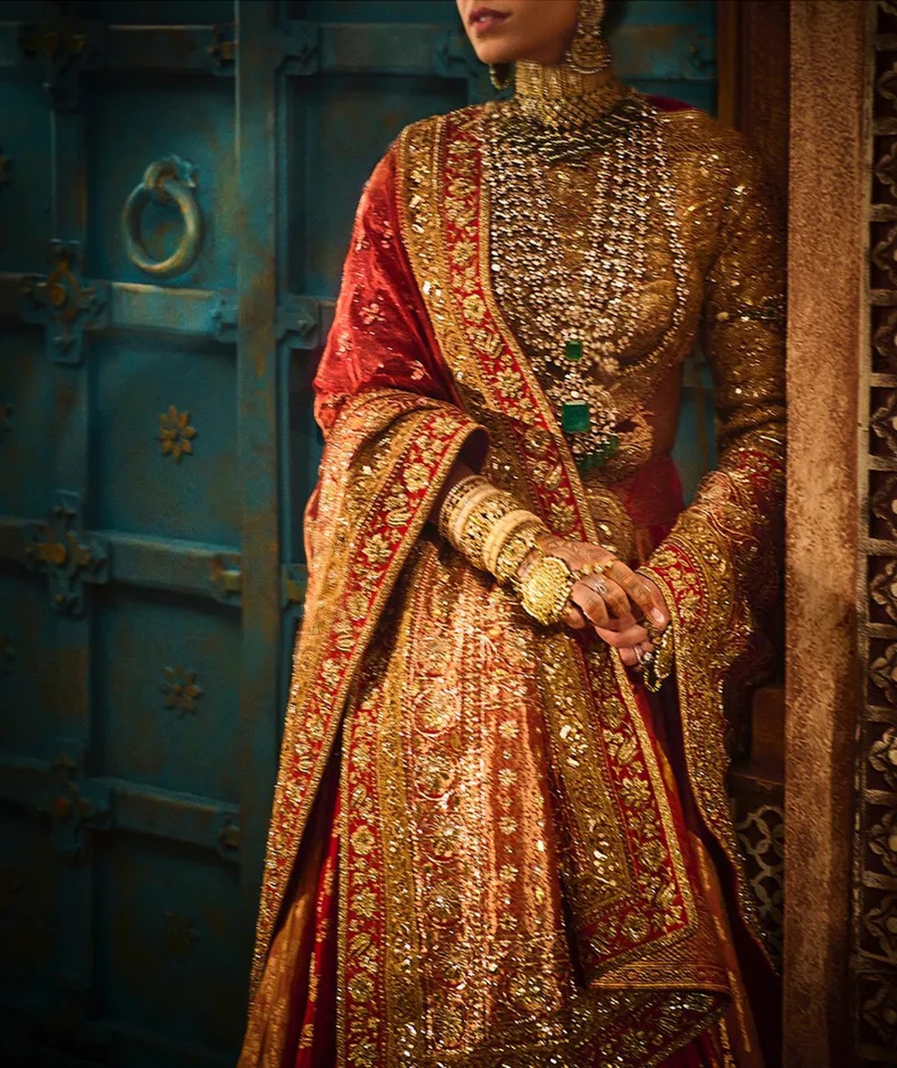 "Estou empenhada em destacar o talento criativo indiano. Selecionei, estrategicamente, looks de alguns de meus designers indianos favoritos" — Foto: Signe Vilstrup
