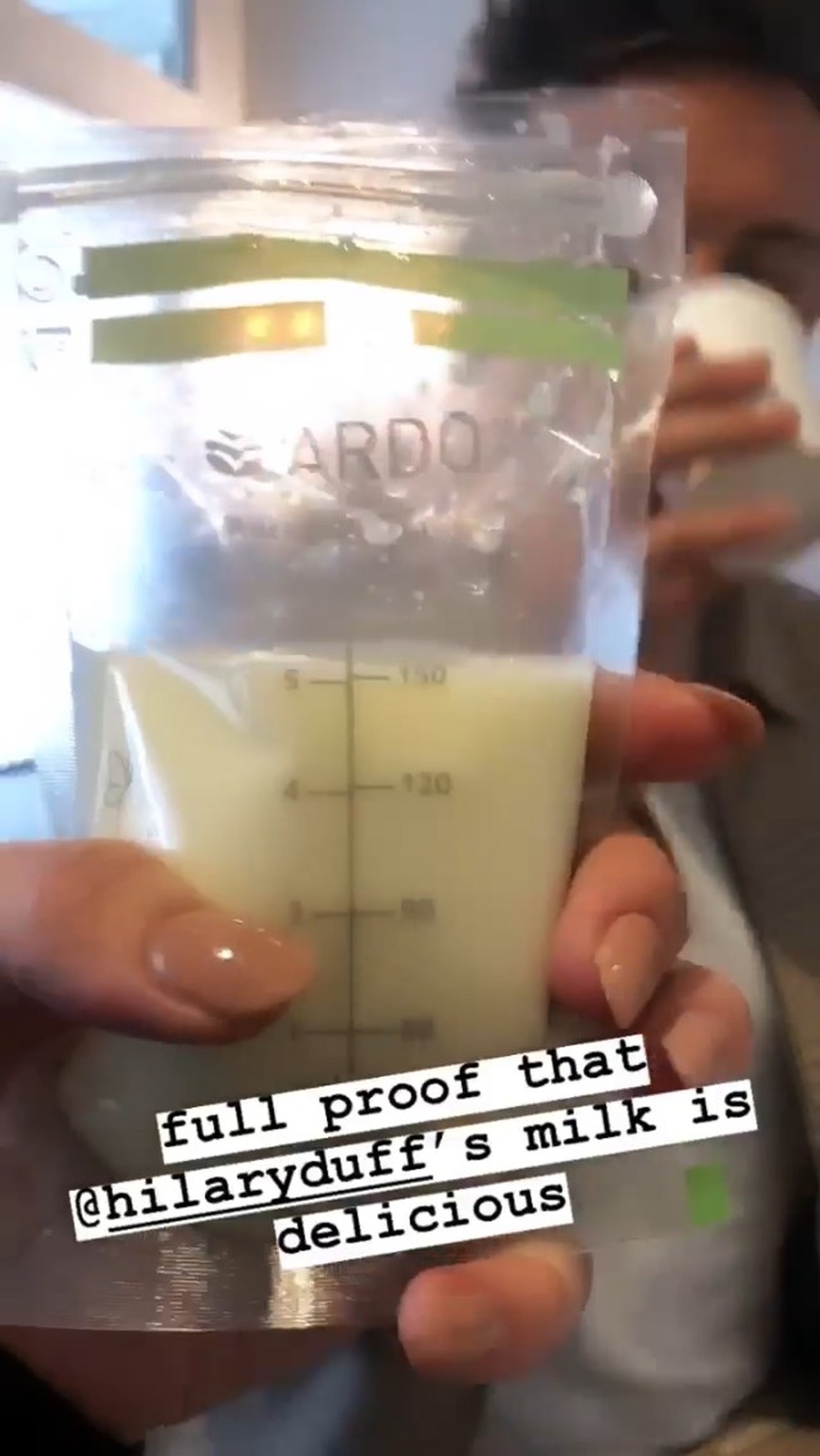 Nico Tortorella experimenta leite materno (Foto: Instagram/ Reprodução) — Foto: Vogue