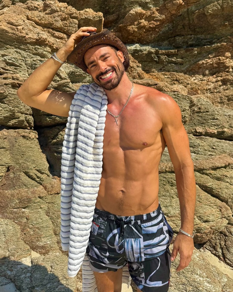Cauã Reymond aproveita sexta pré-Carnaval na praia — Foto: Reprodução/Instagram