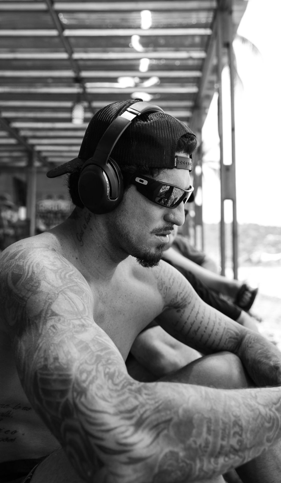 Gabriel Medina exibe momento de relaxamento