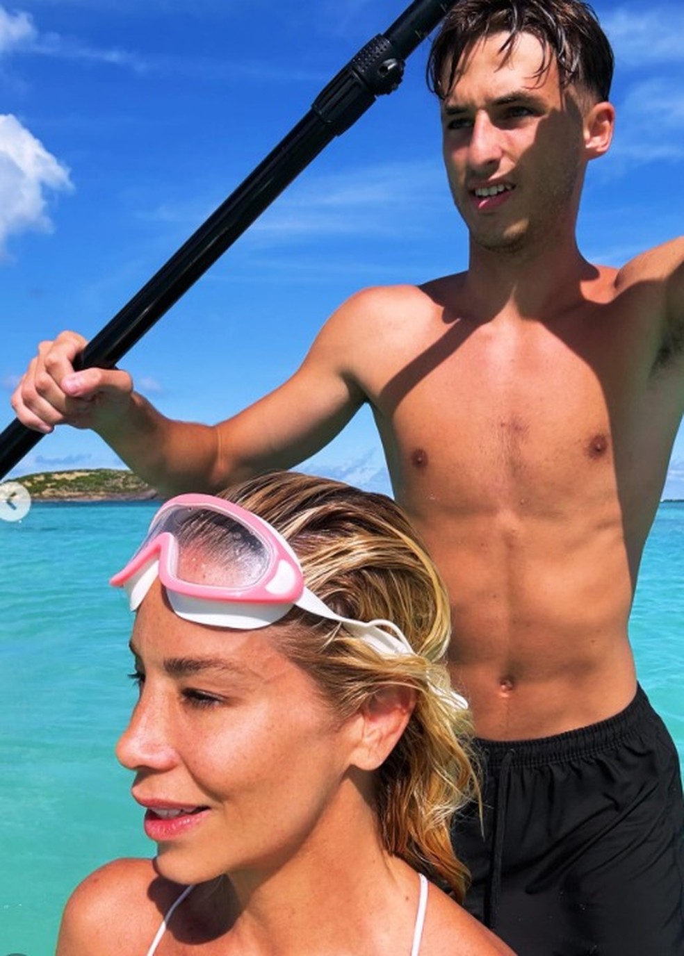 Danielle Winits resgata cliques de férias em St. Barths