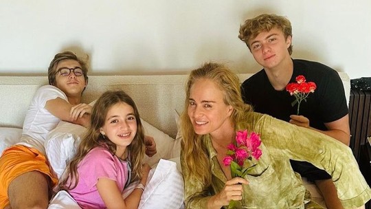 Angélica recebe flores dos filhos na cama: "Que sorte a minha"