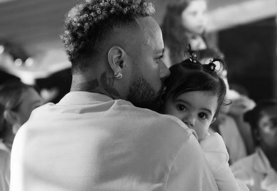 Neymar faz corte de cabelo em homenagem à filha; veja como ficou