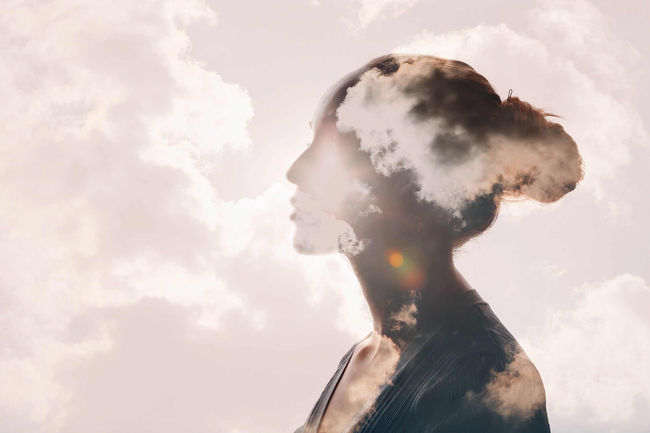Por que o Alzheimer afeta mais mulheres? Novo estudo revela impacto no cérebro feminino